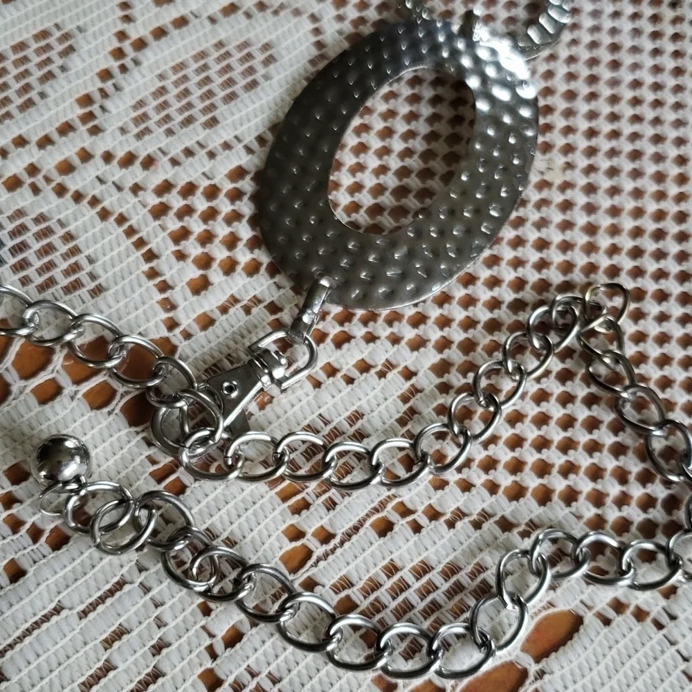Hammered metal chain belt